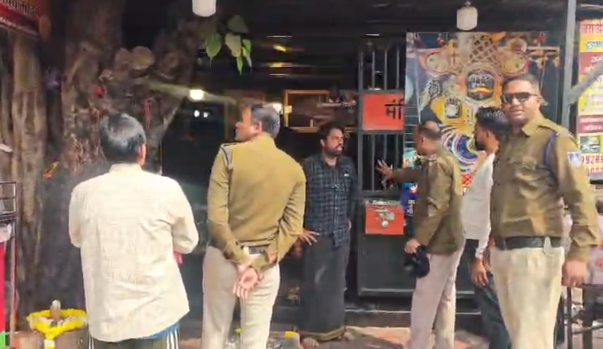 Video: सोने-चांदी के दाम बढ़ने से टेंशन में उज्जैन पुलिस ! मंदिरों में घूम-घूम कर सुरक्षा कर रहे चाक-चौबंद
