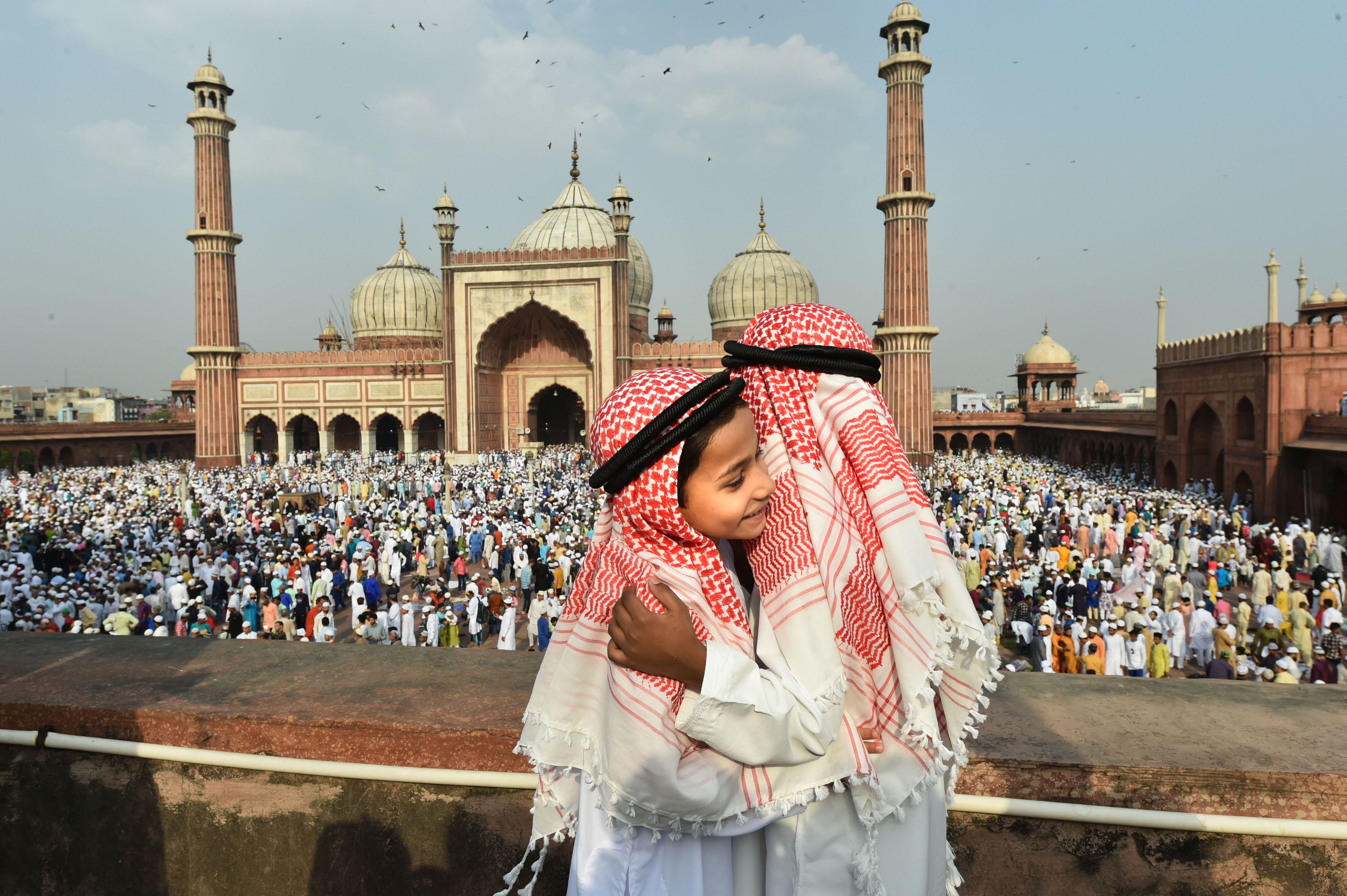 Eid al fitr 2024. ИД Аль-Адха ОАЭ. ИД-уль-Фитр праздник в Индии. Праздники Ислама. Религиозные праздники в ОАЭ.