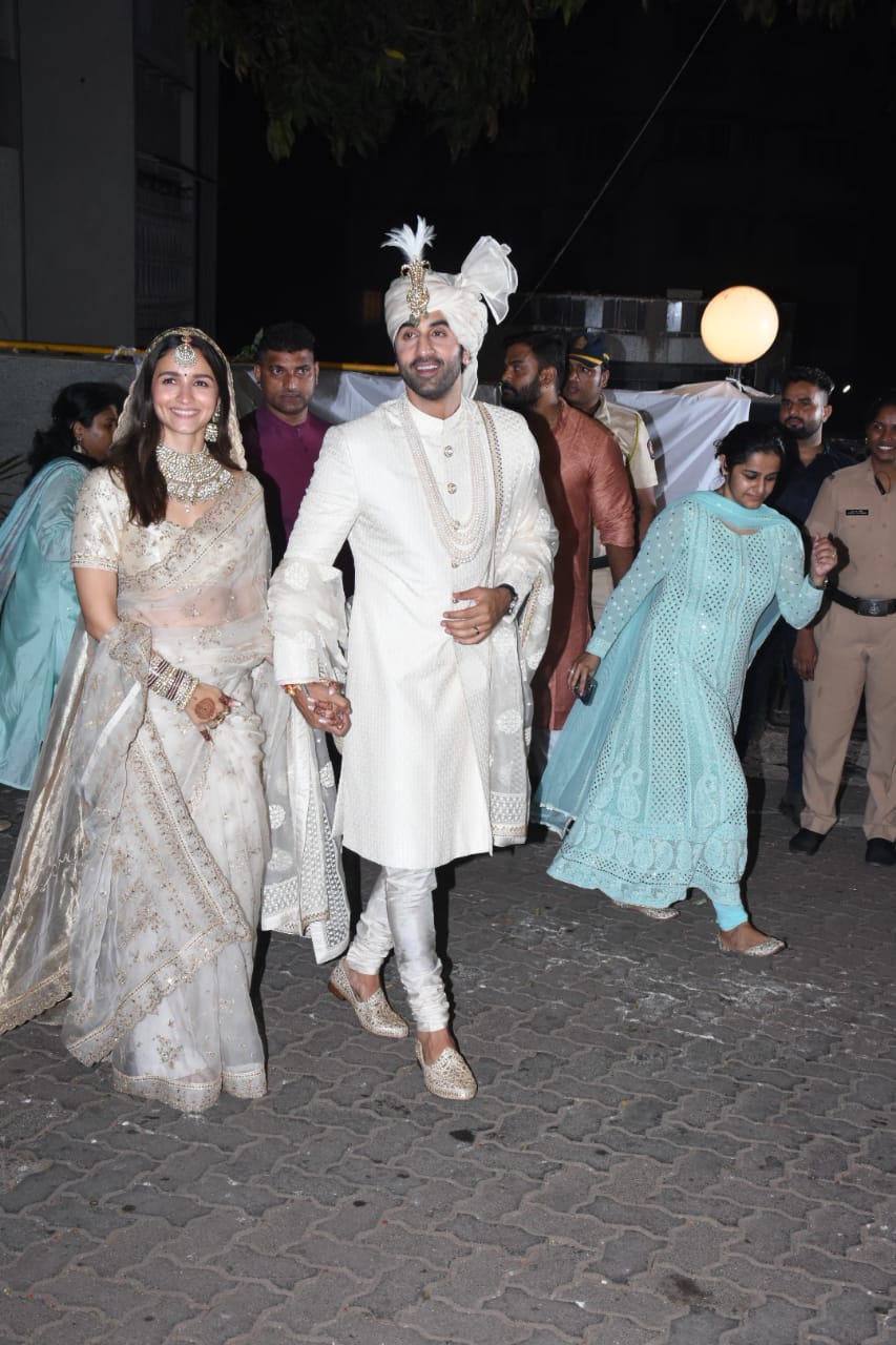 Ranbir Kapoor, Alia Bhatt Wedding Live Updates: Mr And Mrs Kapoor: - First  Pics Of Ranbir Kapoor And Alia Bhatt After Wedding
