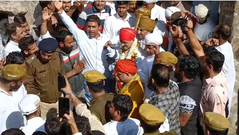 Udaipur Royal Family Dispute Highlights: कलक्टर के साथ धूणी दर्शन कर विश्वराज सिंह मेवाड़ ने पूरी की परंपरा, उदयपुर राजघराने का विवाद अब शांत Udaipur Royal Family Dispute Highlights: कलक्टर के साथ धूणी दर्शन कर विश्वराज सिंह मेवाड़ ने पूरी की परंपरा, उदयपुर राजघराने का विवाद अब शांत