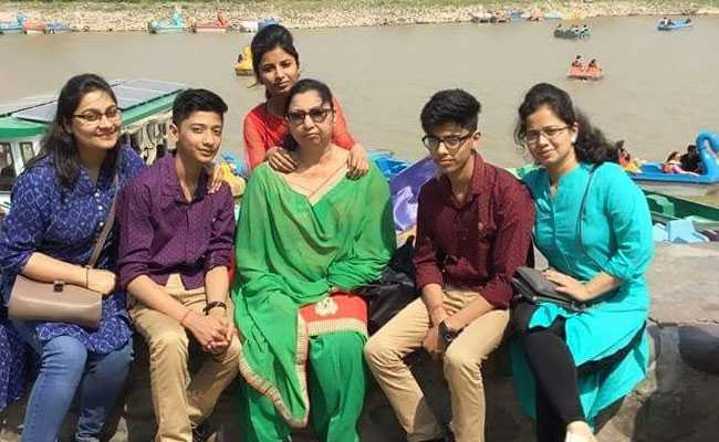 बुराड़ी मौतें : परिवार के 10 लोगों ने फांसी पर लटकने के लिए 5 स्टूल्स को शेयर किया- पुलिस,  10 बातें