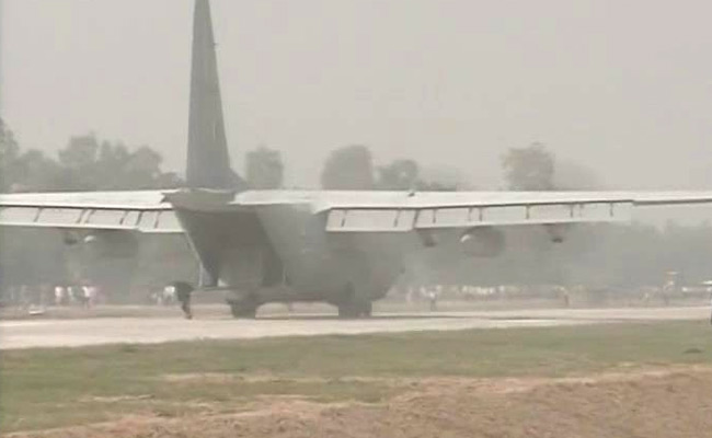 ताज एक्सप्रेसवे पर वायुसेना के विमान उतरे, युद्ध जैसा नजारा देखने के लिए दूर-दूर से आए लोग