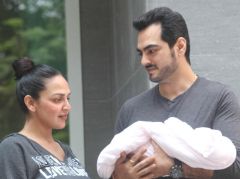 Esha Deol, Bharat Takhtani Bring Their Newborn Daughter Home